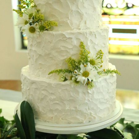 White Round Tiered Wedding Cake | Buttercream Frosting and White Daisy