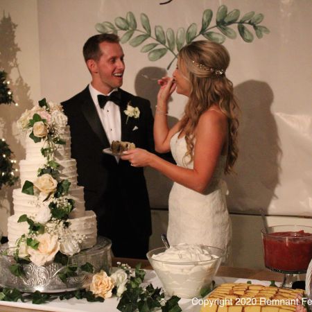 Fickel-Weight Wedding Cake Cutting